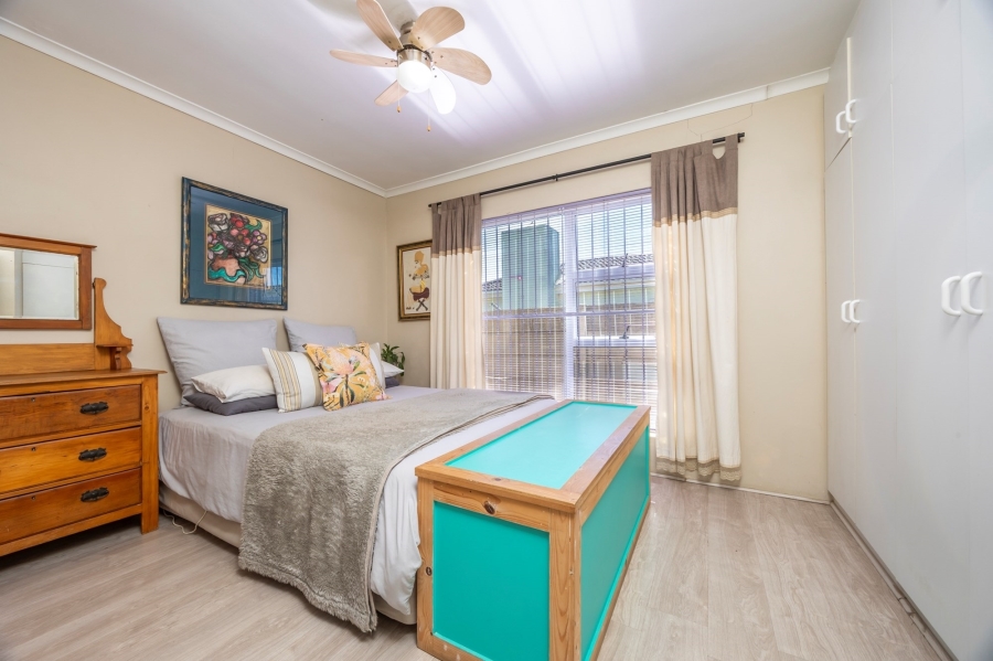 To Let 3 Bedroom Property for Rent in Uitzicht Western Cape